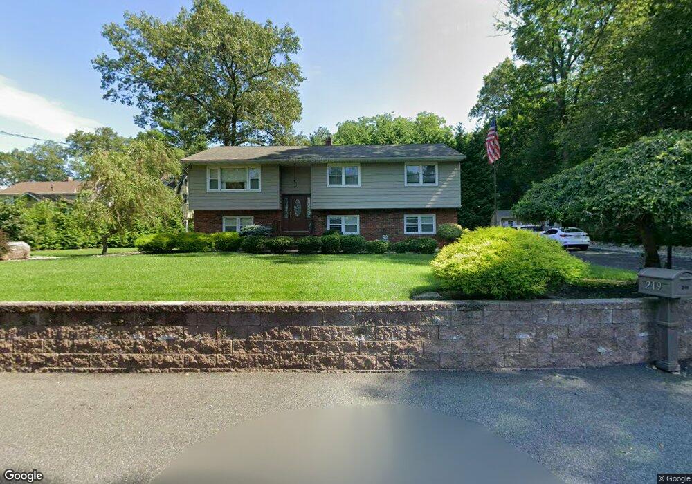 219 Cedar St, Franklin Lakes, NJ 07417 - photo 1