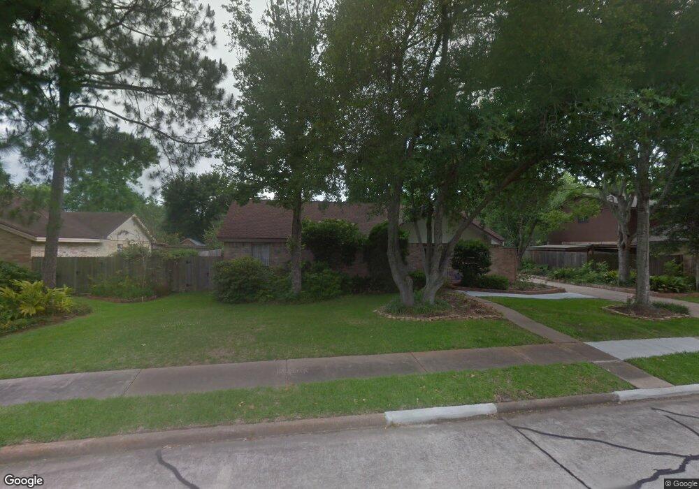 1307 Yorkshire Dr, Friendswood, TX 77546 - photo 1