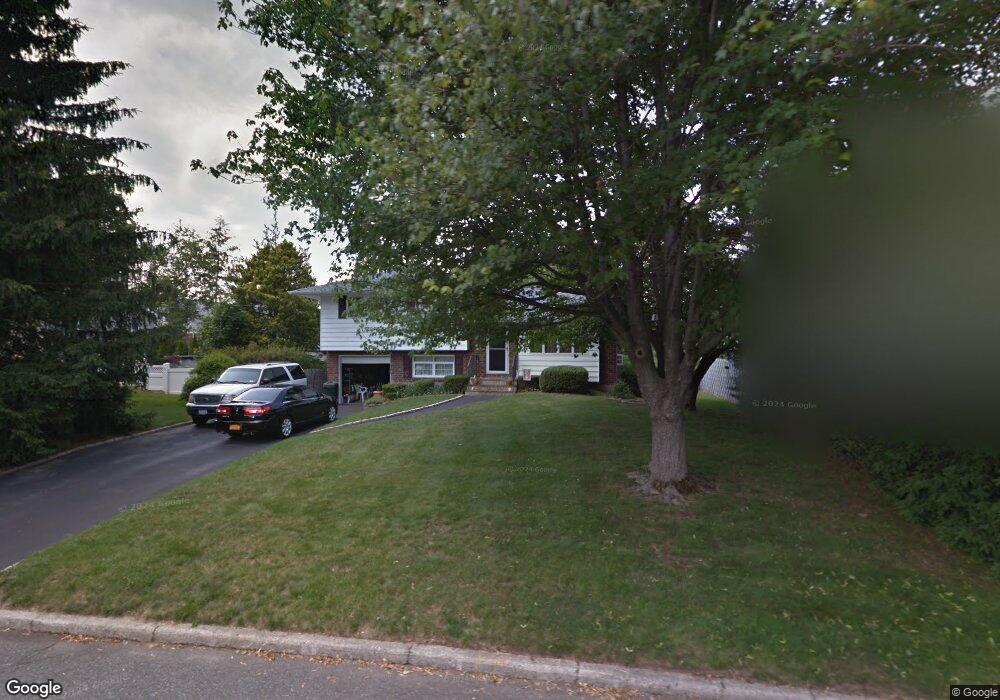 29 Crabapple Ln, ComMacK, NY 11725 - photo 1