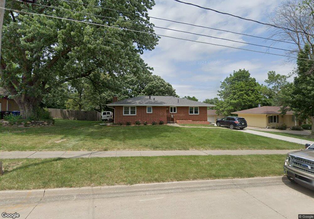 330 E Leach Ave, Des Moines, IA 50315 - photo 1