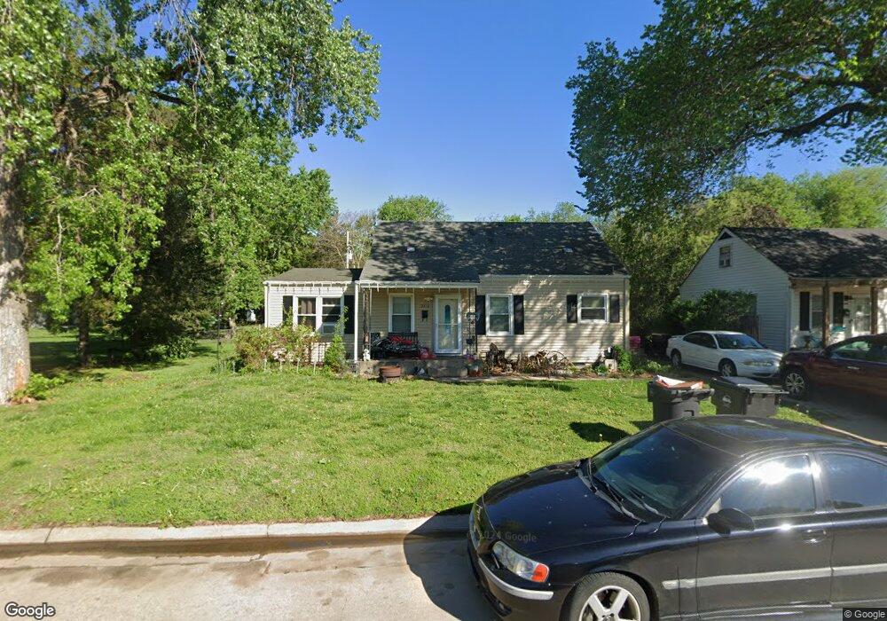 2812 SW Reynolds Dr, Topeka, KS 66606 - photo 1