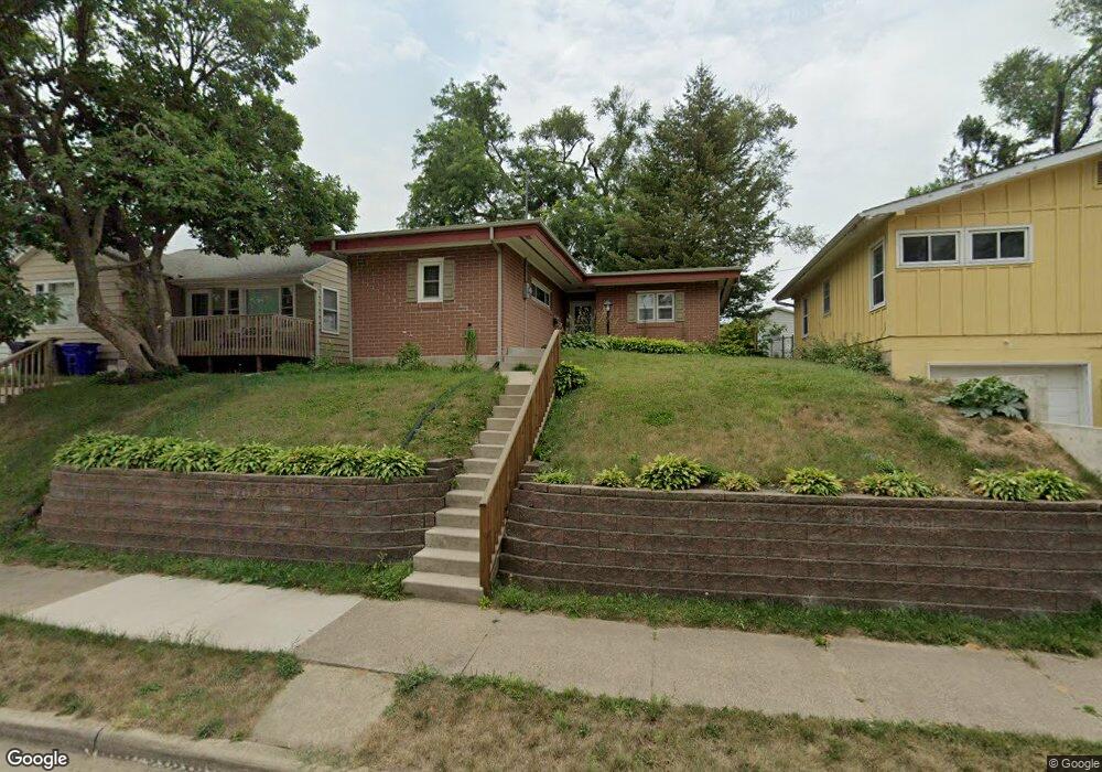 2424 2nd St SW, Cedar Rapids, IA 52404 - photo 1