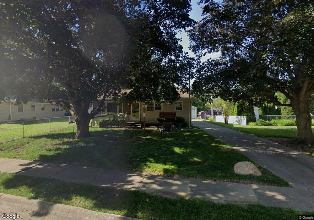 2211 W 38th St, Davenport, IA 52806 - photo 1