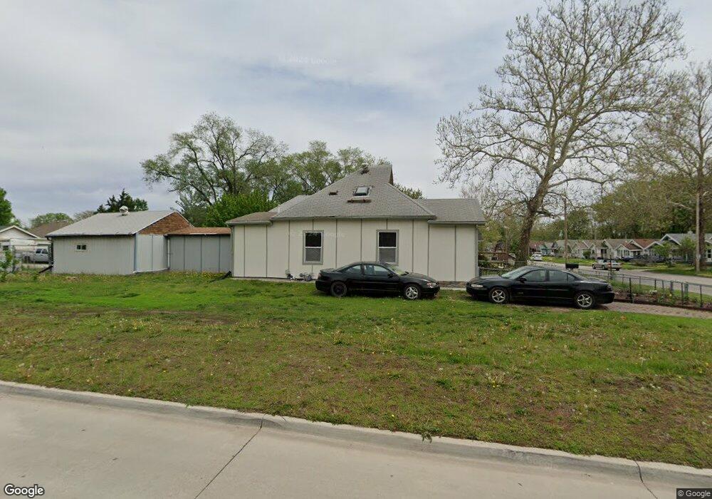 2206 E Grand Ave, Des Moines, IA 50317 - photo 1