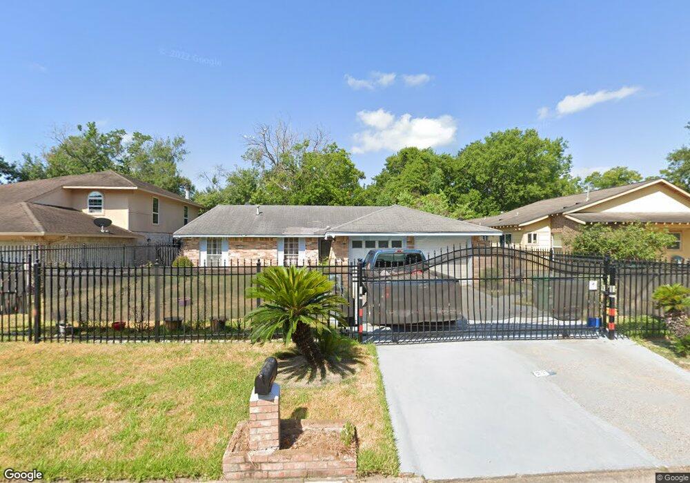 8611 Whitecastle Ln, Houston, TX 77088 - photo 1