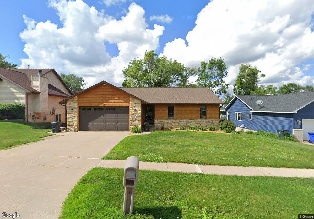 1710 Hidden Hollow Ln NW, Cedar Rapids, IA 52405 - photo 1