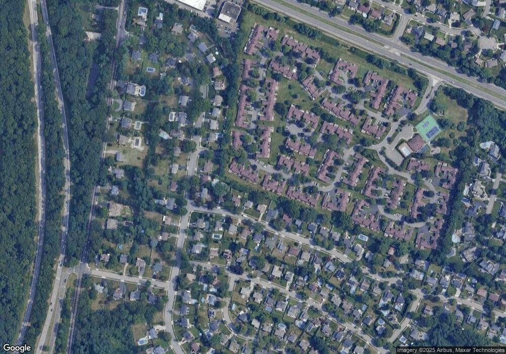 127 Scarlett Dr, ComMacK, NY 11725 - photo 1