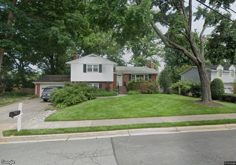 1009 Country Club Dr NE, Vienna, VA 22180 - photo 1