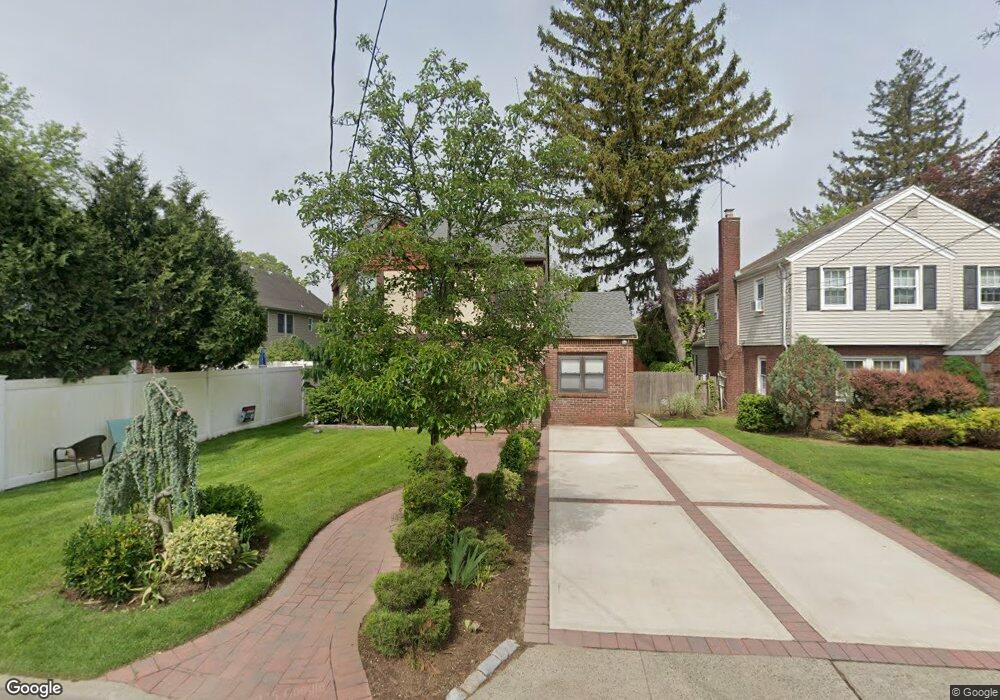 572 Palm Ln, West Hempstead, NY 11552 - photo 1