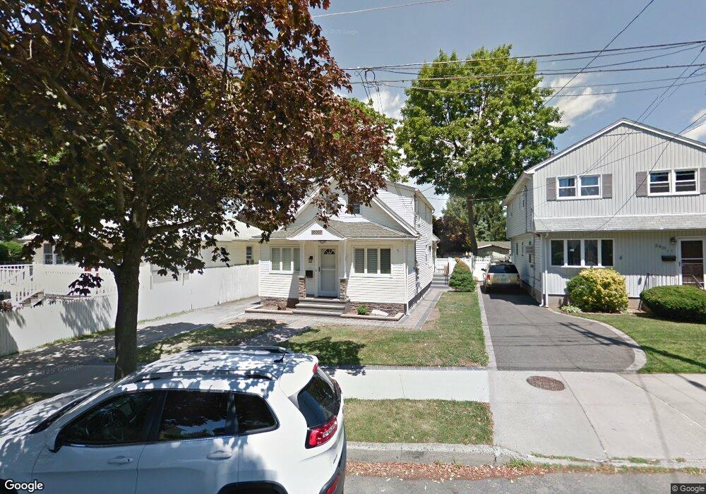 26007 E Williston Ave, Floral Park, NY 11001 - photo 1