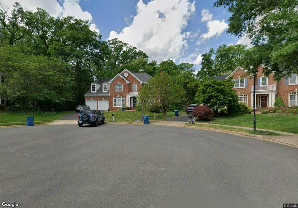 8307 Lord Fairfax Ct, Vienna, VA 22182 - photo 1