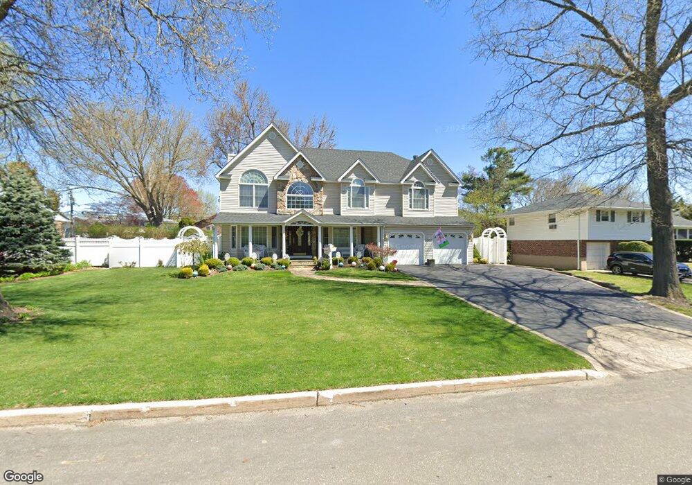 17 Shirley Ct, ComMacK, NY 11725 - photo 1