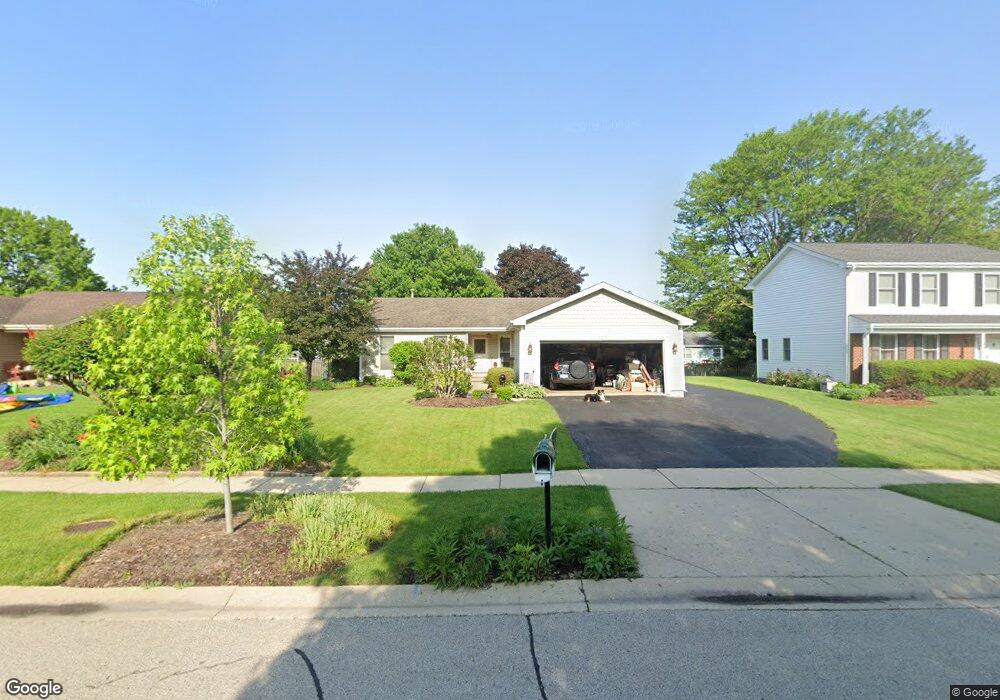 945 Applewood Ln, Algonquin, IL 60102 - photo 1