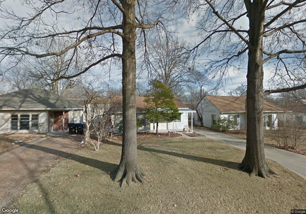 820 SW Parkview St, Topeka, KS 66606 - photo 1