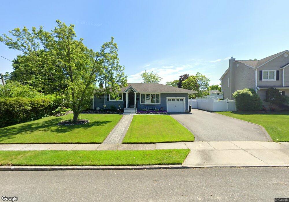 21 Eustace Dr, ComMacK, NY 11725 - photo 1