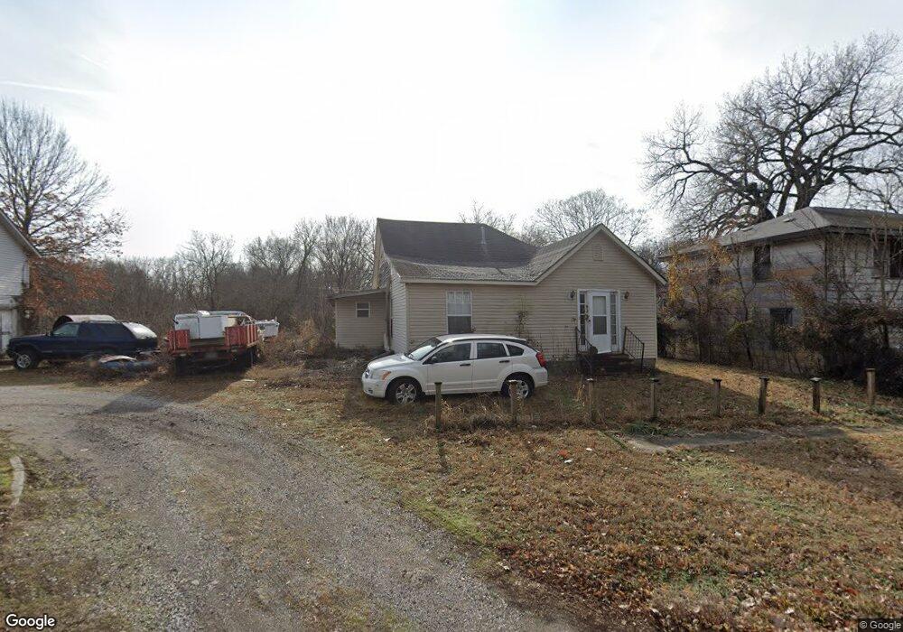 1724 Maple Ave, Parsons, KS 67357 - photo 1