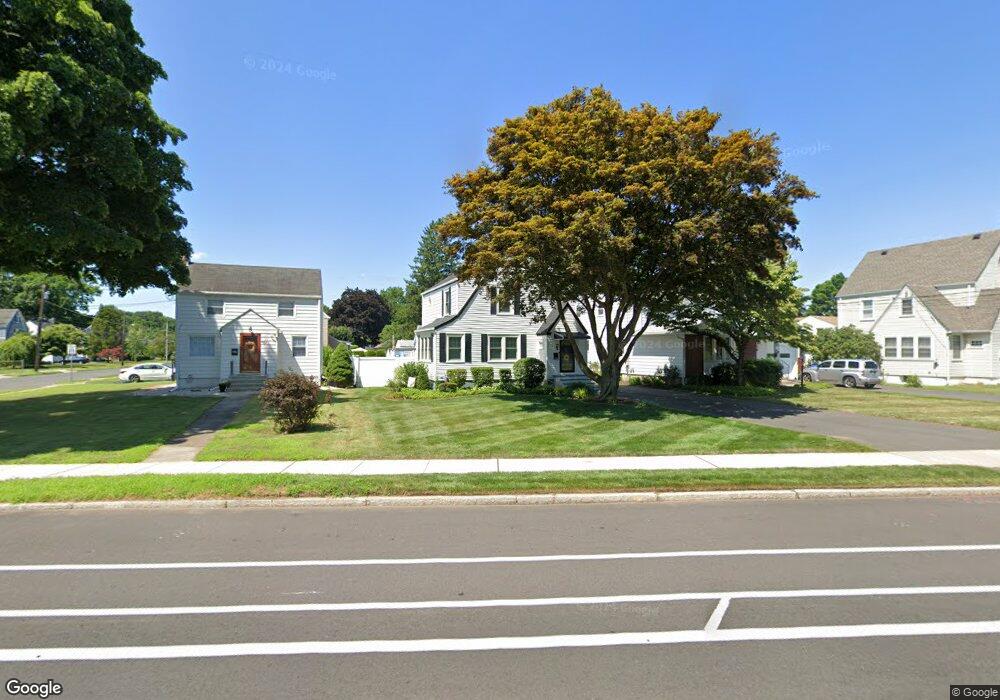 661 Quaker Ln S, West Hartford, CT 06110 - photo 1