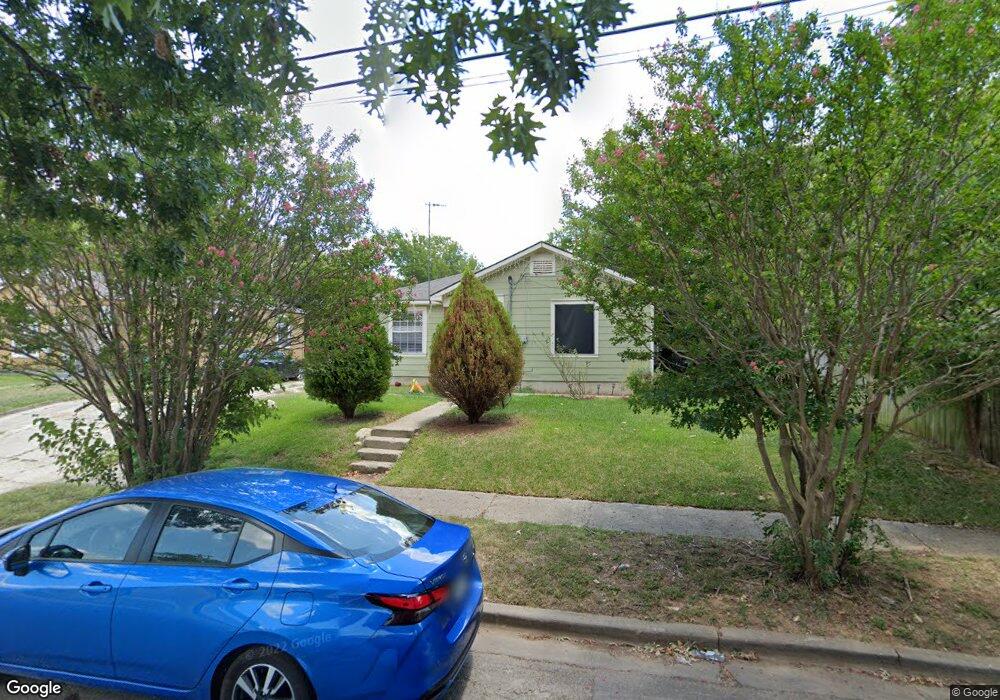 1102 N Clements St, Gainesville, TX 76240 - photo 1