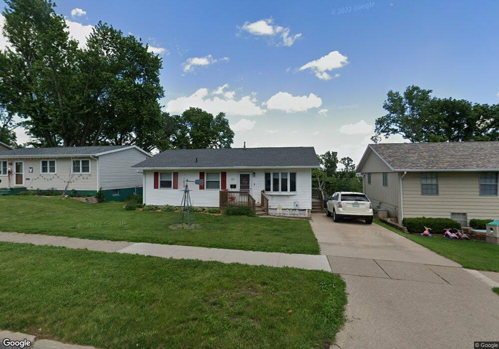 825 Pawnee Dr NW, Cedar Rapids, IA 52405 - photo 1