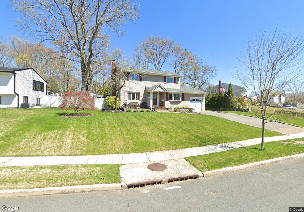 9 Wenmore Rd, ComMacK, NY 11725 - photo 1