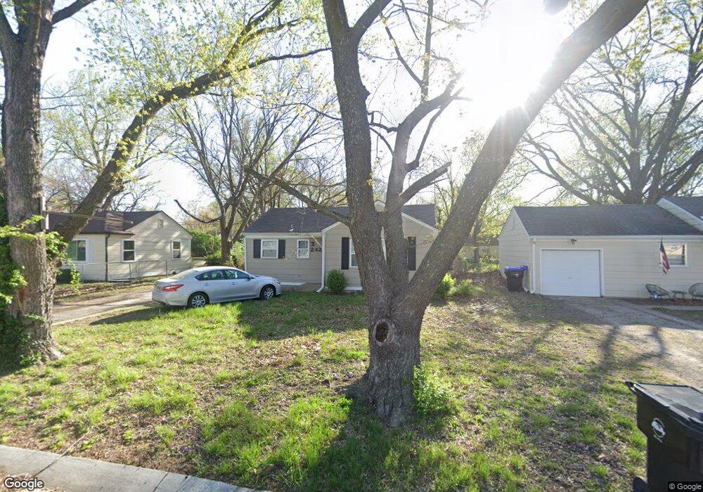 2424 SW Seabrook Ave, Topeka, KS 66614 - photo 1