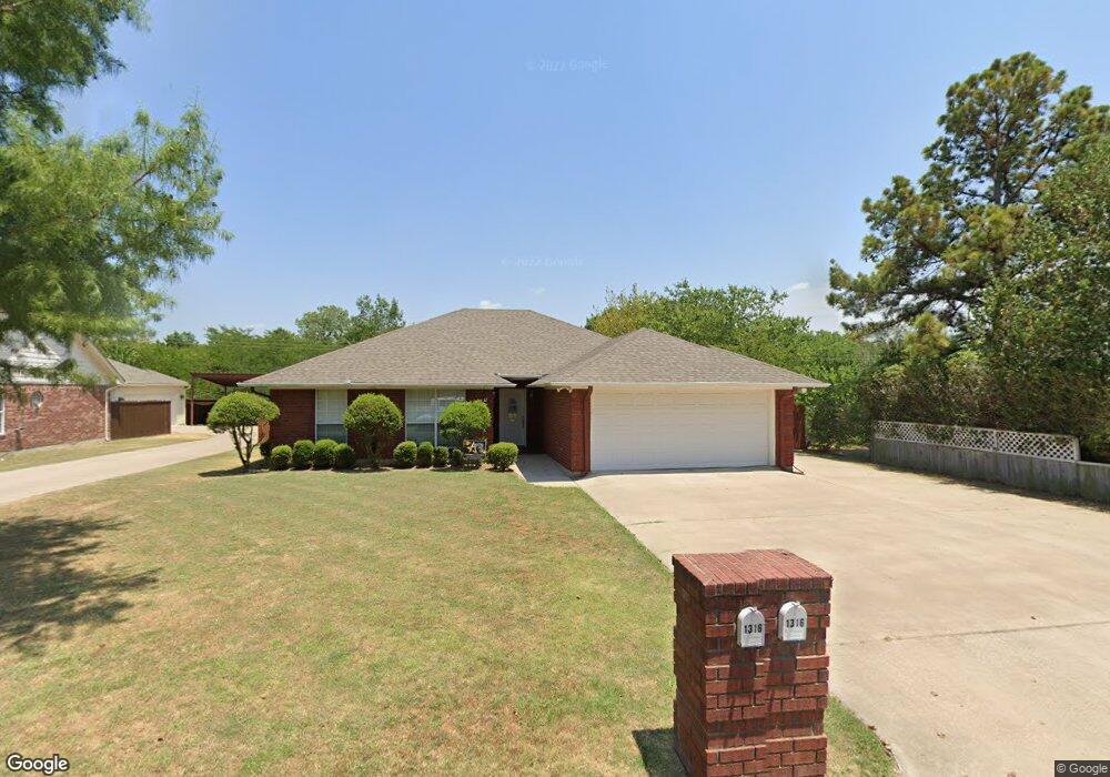 1316 S Howeth St, Gainesville, TX 76240 - photo 1