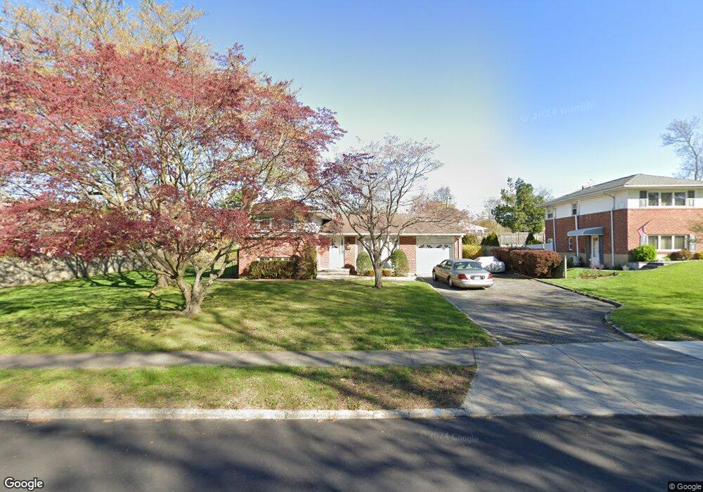 3 Saratoga St, ComMacK, NY 11725 - photo 1