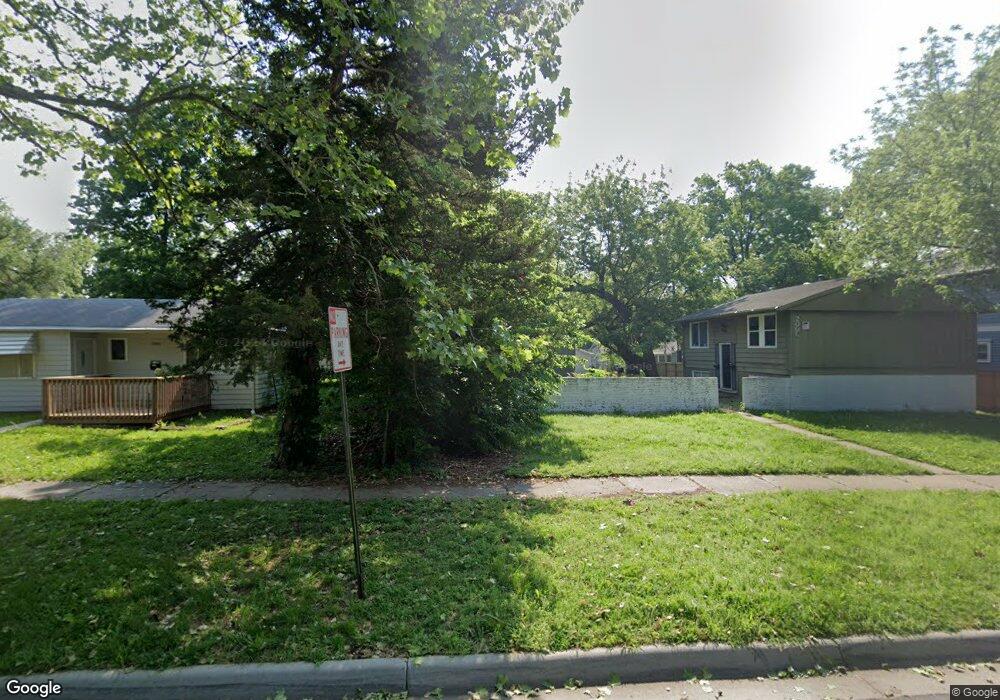2010 SW Lane St, Topeka, KS 66604 - photo 1