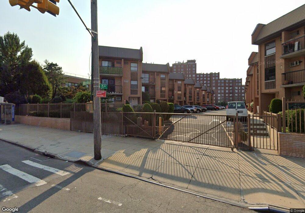 7532 Parsons Blvd unit D2, Fresh Meadows, NY 11366 - photo 1