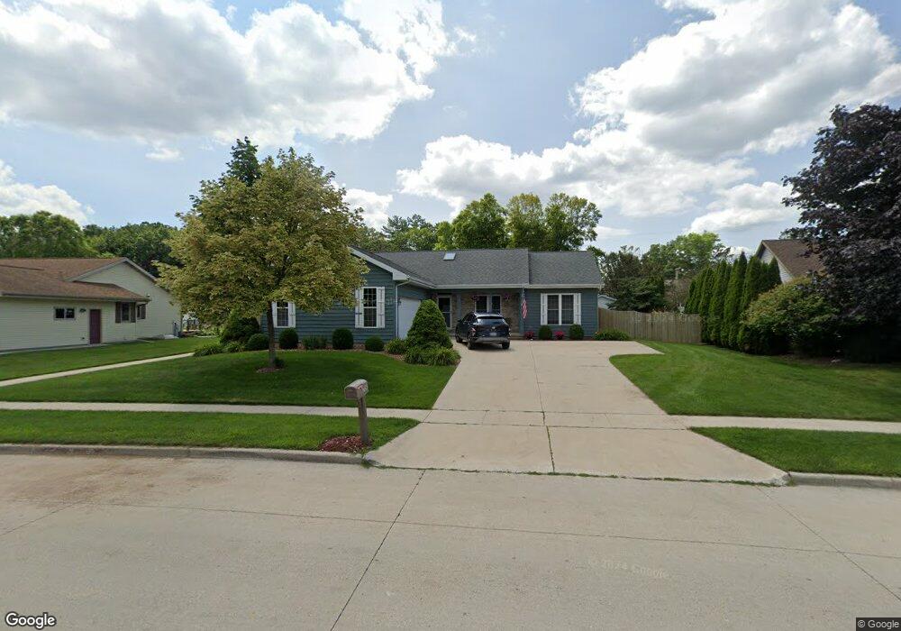 706 River Bluff Dr, Manitowoc, WI 54220 - photo 1