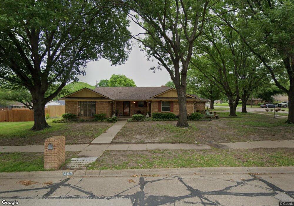 1300 Williamsburg Dr, Ennis, TX 75119 - photo 1