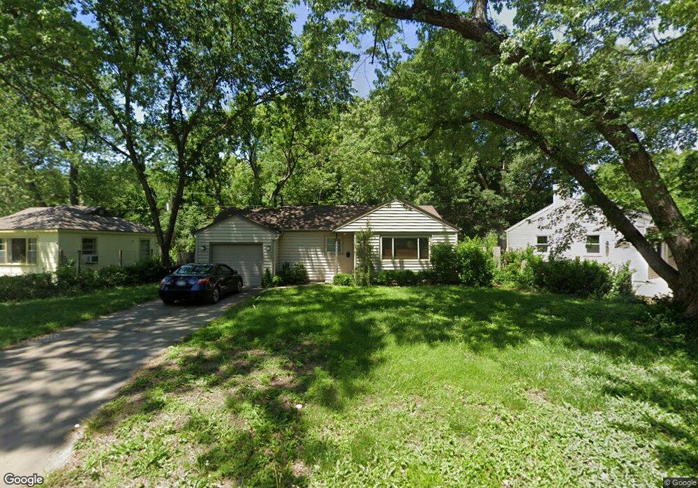 2304 SW Shunga Dr, Topeka, KS 66611 - photo 1