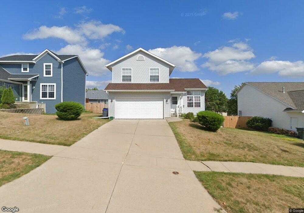 3723 King Dr SW, Cedar Rapids, IA 52404 - photo 1