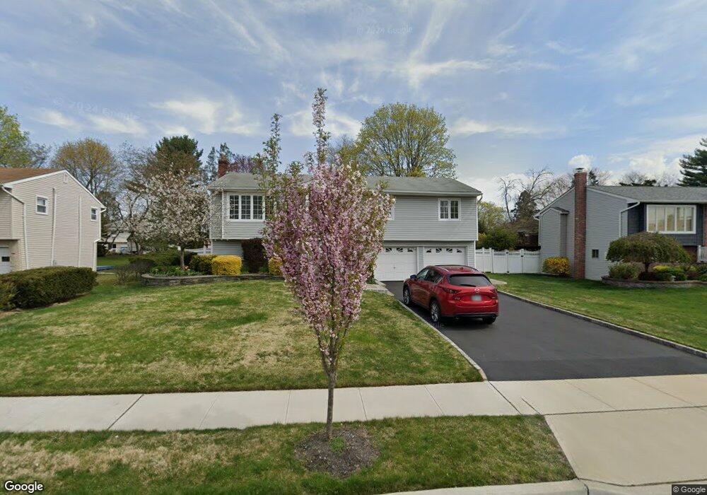 29 Splitrail Place, ComMacK, NY 11725 - photo 1