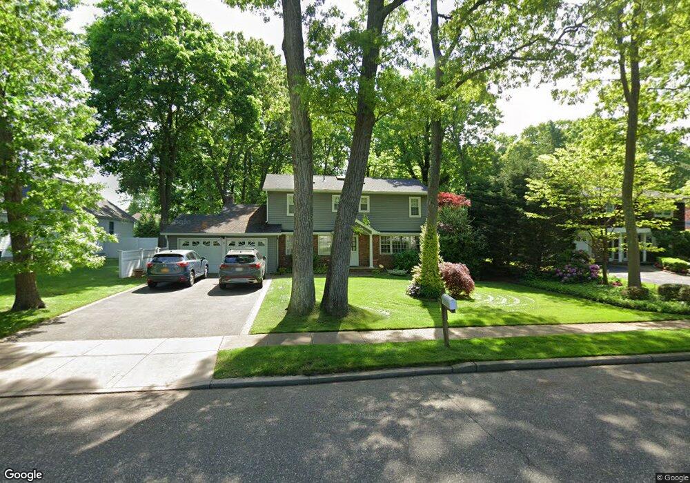 39 Shinbone Ln, ComMacK, NY 11725 - photo 1