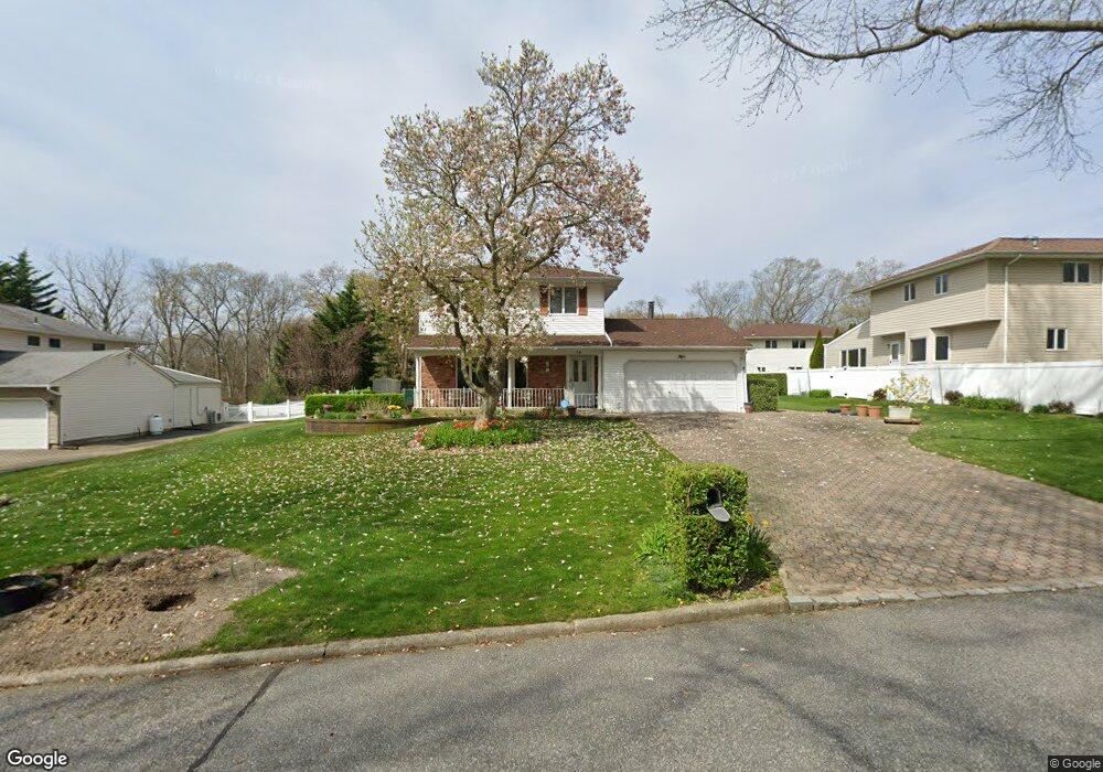 10 Pimlico Dr, ComMacK, NY 11725 - photo 1