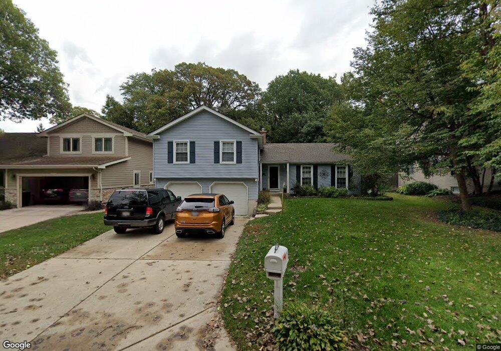 1048 Viking Ct, Batavia, IL 60510 - photo 1