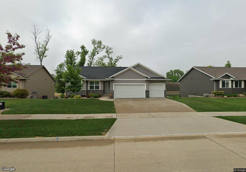 1915 Shady Grove Rd SW, Cedar Rapids, IA 52404 - photo 1