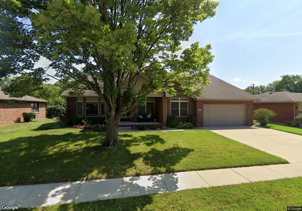 3255 Woodcrest Ct, Columbus, IN 47203 - photo 1