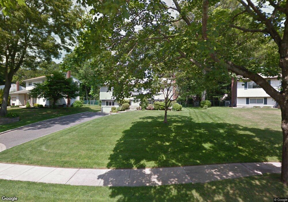 21 Wenmore Rd, ComMacK, NY 11725 - photo 1