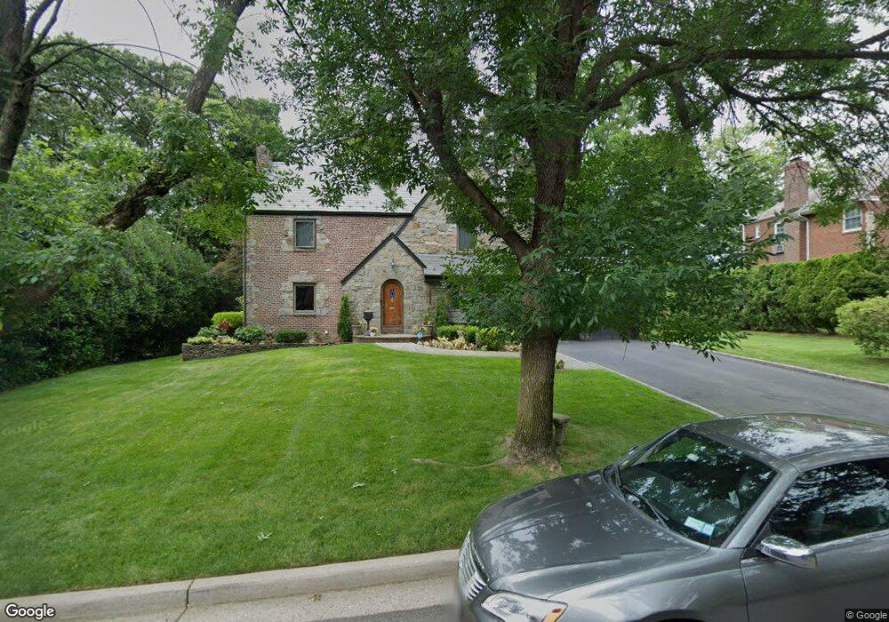 49 Blenheim Dr, Manhasset, NY 11030 - photo 1