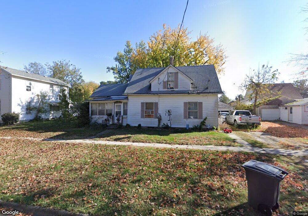 404 E 4 1/2 St S, Newton, IA 50208 - photo 1