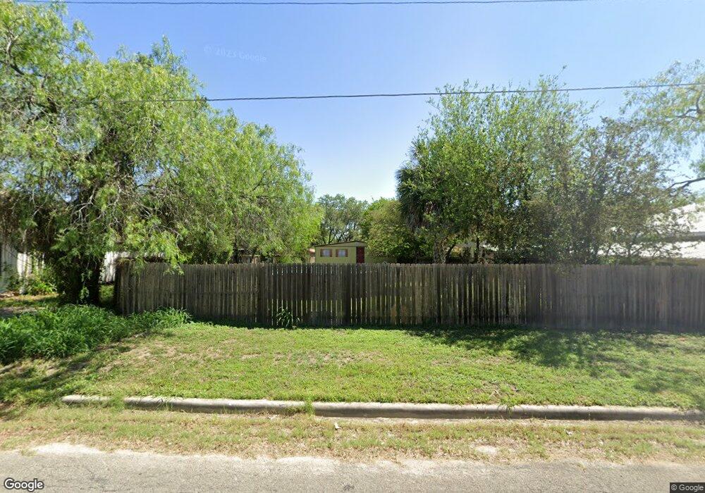 304 N Berry St, Beeville, TX 78102 - photo 1