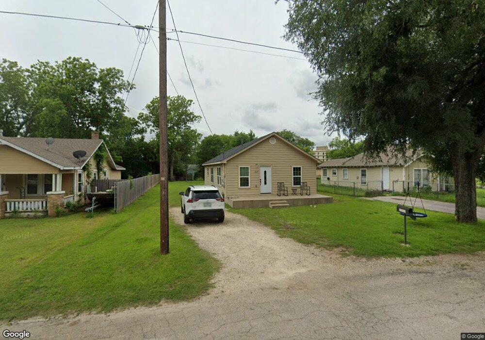 1513 N Robinson St, Cleburne, TX 76031 - photo 1