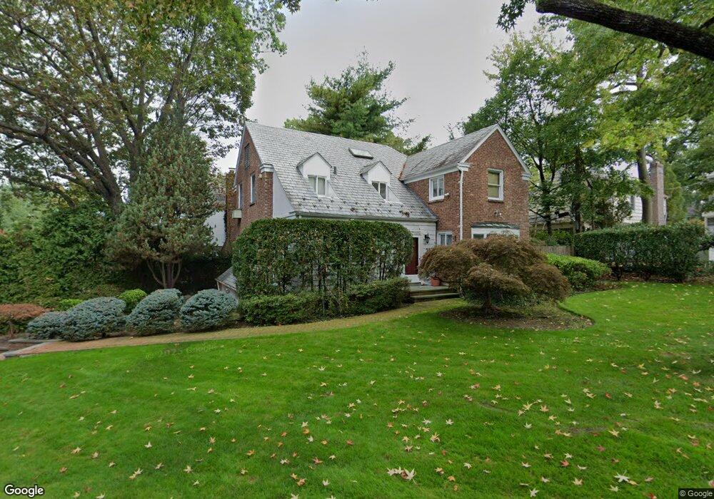 21 Welwyn Rd, Great Neck, NY 11021 - photo 1