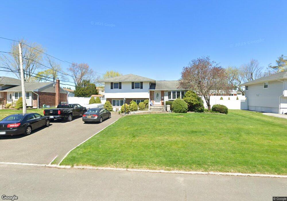 19 Violet Ln, ComMacK, NY 11725 - photo 1