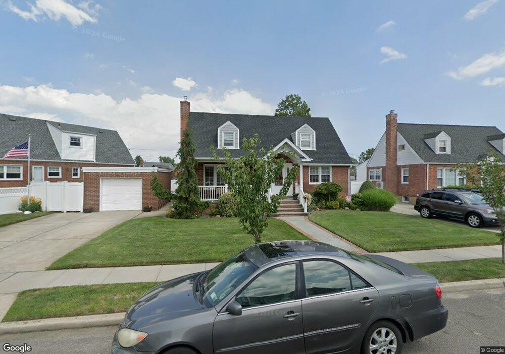 685 Ascan Rd, Franklin Square, NY 11010 - photo 1