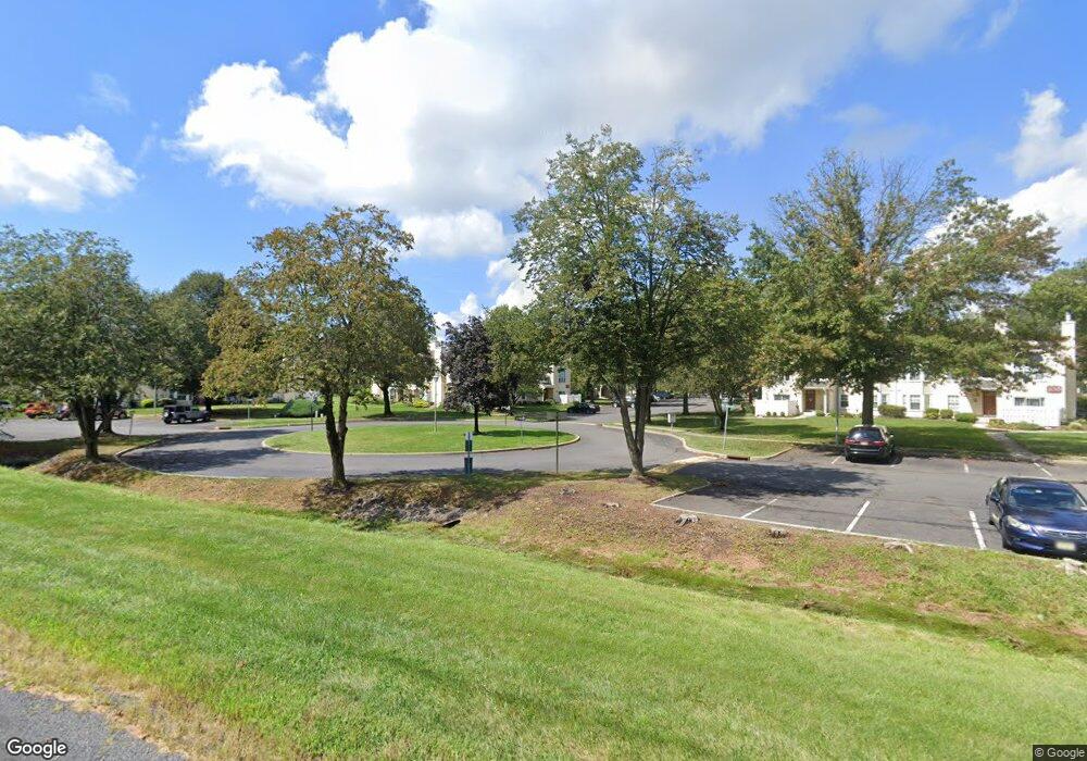 60 Mill Run W unit 60, Hightstown, NJ 08520 - photo 1