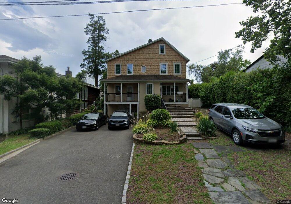 9 Forest Ln, Great Neck, NY 11024 - photo 1