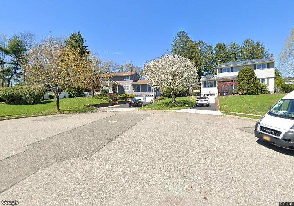 5 Lea Ct, ComMacK, NY 11725 - photo 1